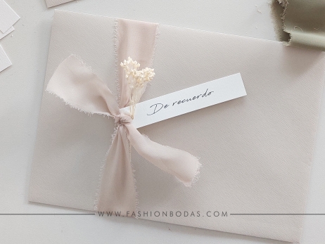 DECORACIÓN sobres invitaciones boda con cinta deshilachada