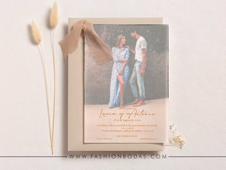 invitacion de boda sencilla y elegante con foto de boda en colores naturales y papel vegetal