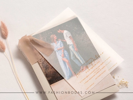 invitacion de boda sencilla y elegante con foto de boda en colores naturales y papel vegetal