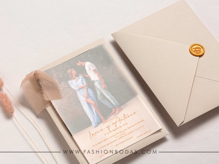 invitacion de boda sencilla y elegante con foto de boda en colores naturales y papel vegetal