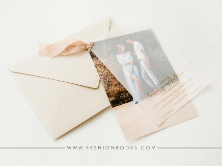 invitacion de boda sencilla y elegante con foto de boda en colores naturales y papel vegetal