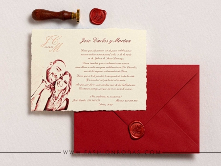 invitaciones de boda clásicas granate con foto de los novios con efecto carboncillo muy elegante y original