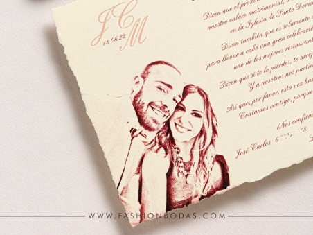 invitaciones de boda clásicas granate con foto de los novios con efecto carboncillo muy elegante y original