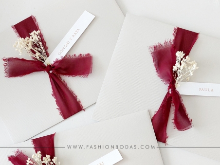 sobre para invitaciones de boda decorado, decoración con cinta deshilachada colores y nombres invitado impresos