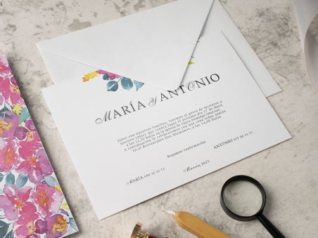 Comprar invitaciones de boda clásicas con flores acuarela